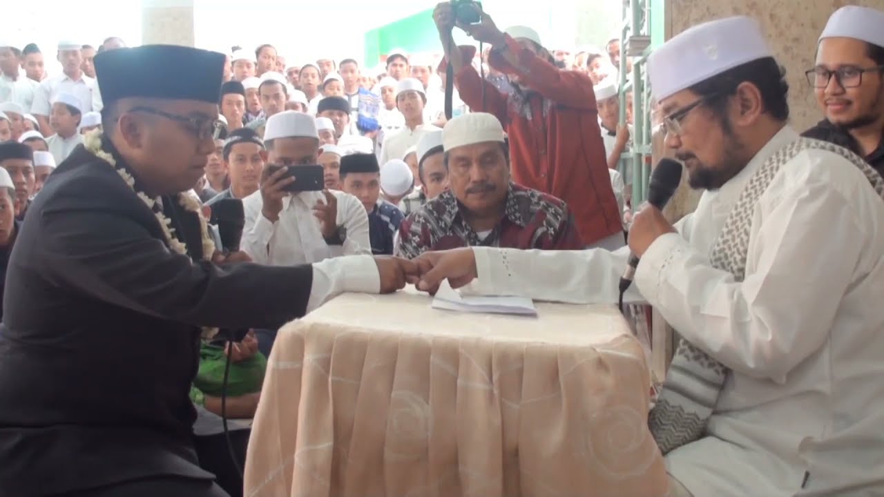 Aqad Nikah Santri Genggong Di Pandu Langsung Oleh KH. Moh Hasan Saiful Islam