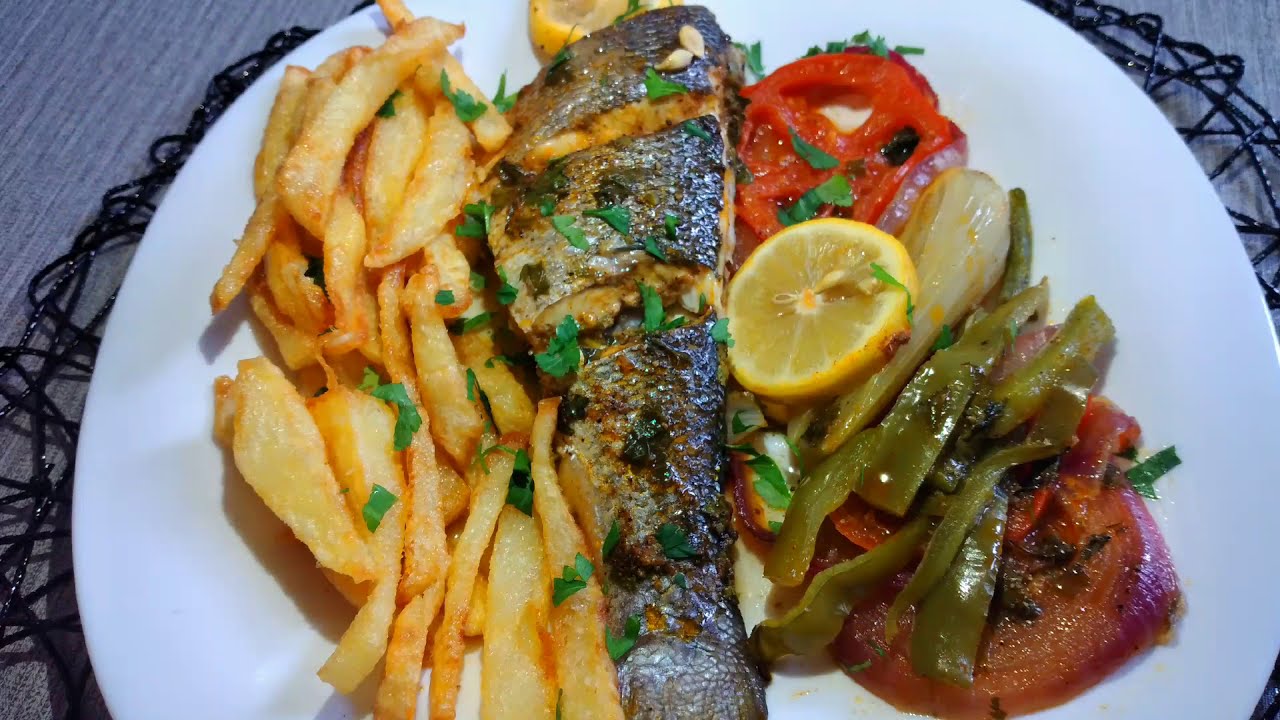 سمك في الفرن بتتبيلة رائعة مطبخ شهرزاد. poisson loup de mer au four Cuisine Chahrazed