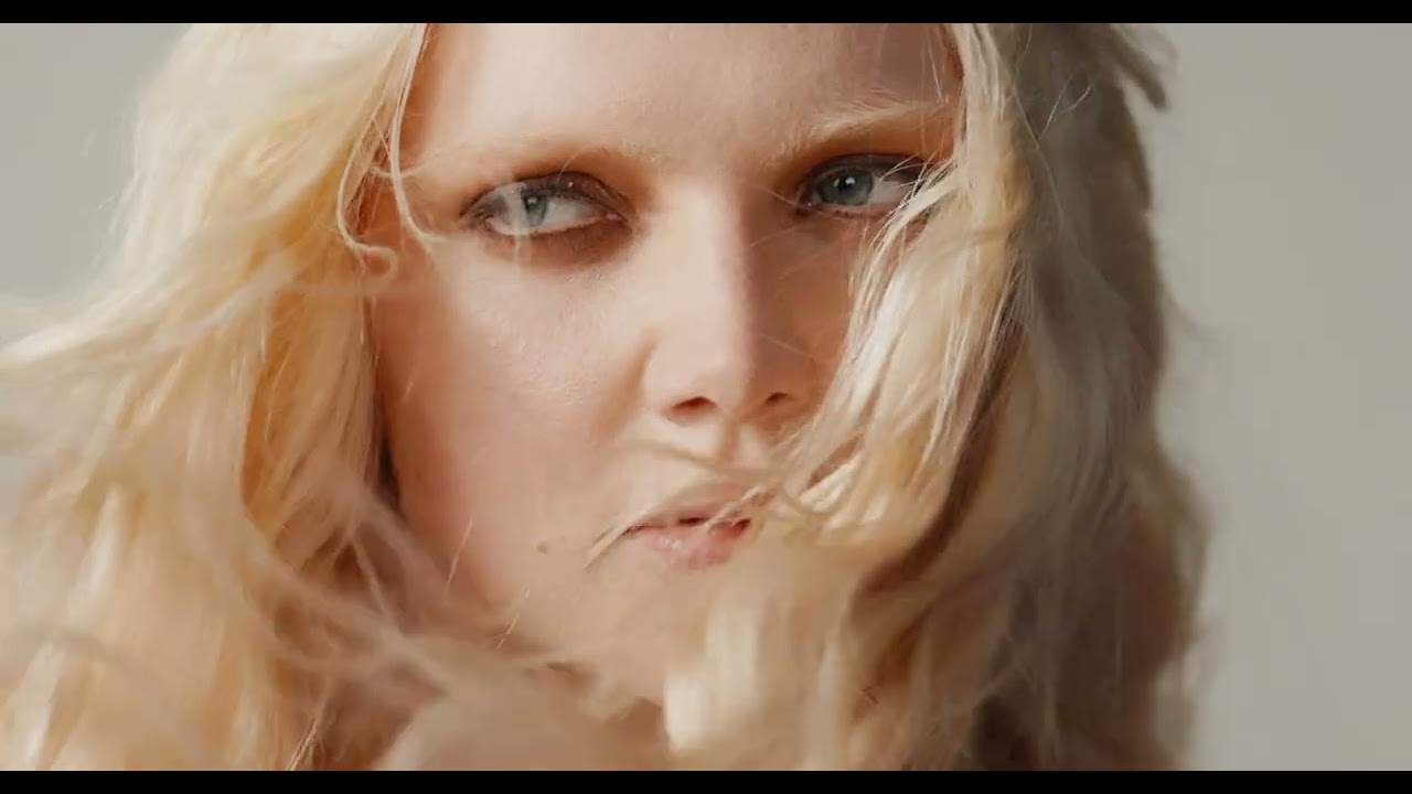 Dreamy blonde waves: long hair inspo