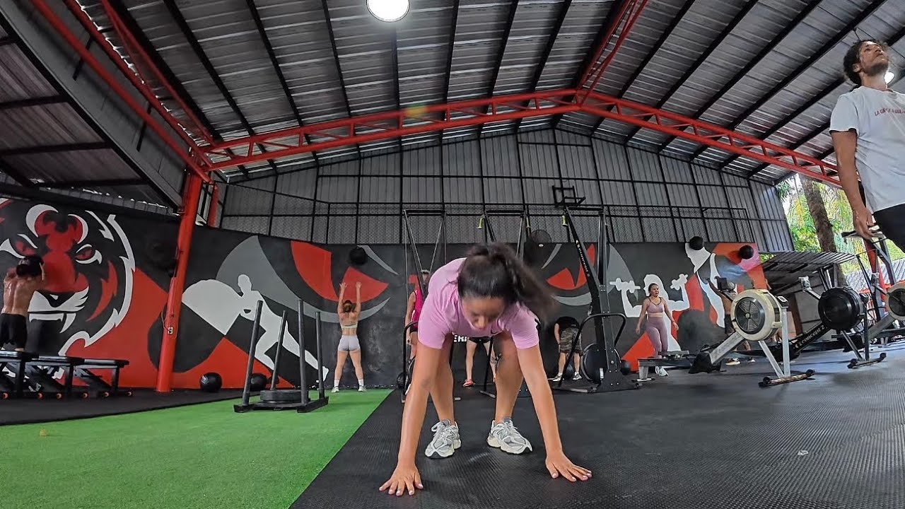 I Thought I Was Fit… Then I Tried This Workout in Thailand (HYROX-style class) 🇹🇭💪🏼😅🥵