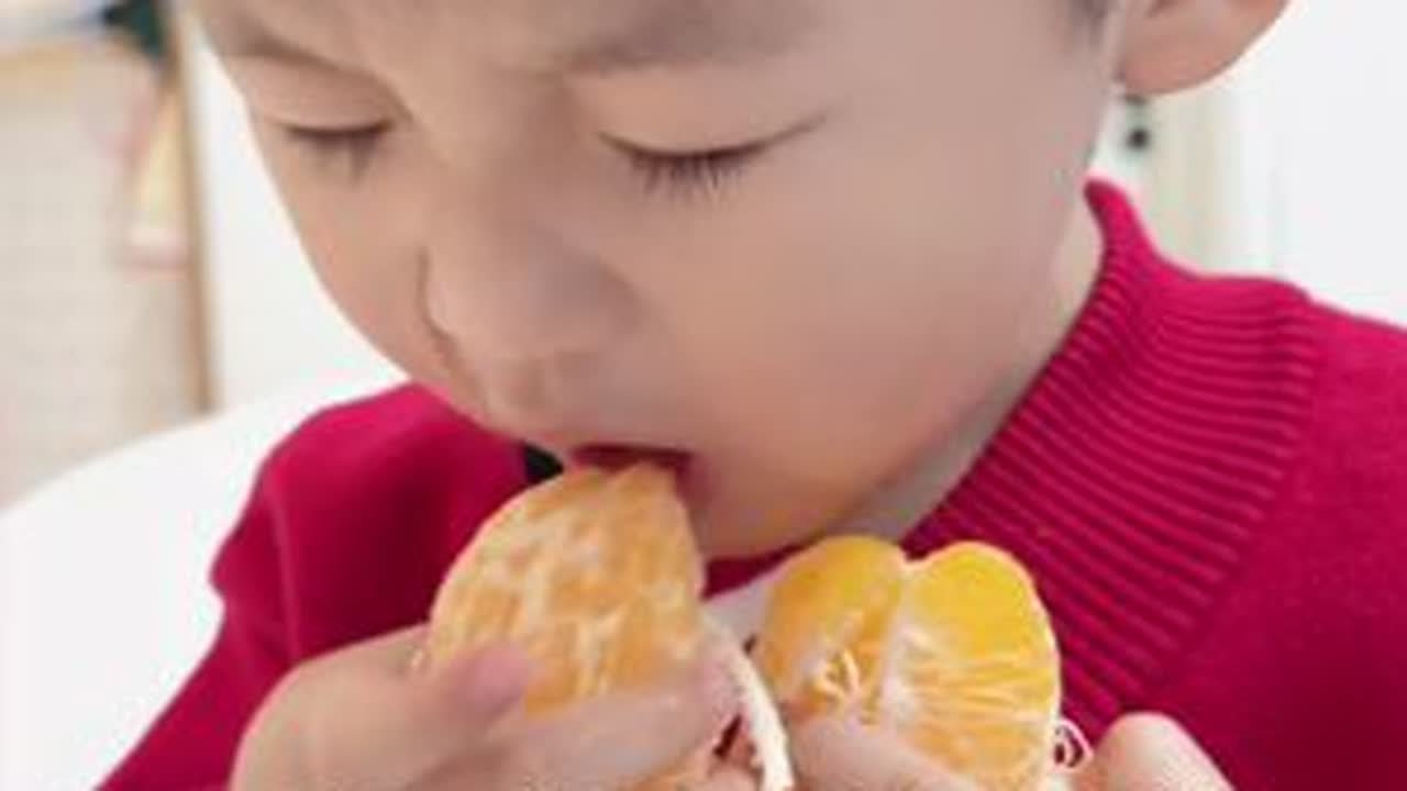 最近感觉吃的也不少，但是体重不咋涨么#我家小吃货 #你的孩子也是这样玩吗😂😂😂 #带娃 #辅食 #刘一点