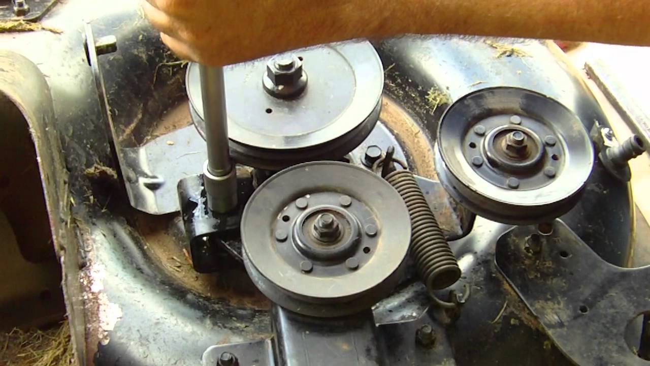 Mähwerk am Heckauswurf (bis Baujahr 2012) aus- und einbauen