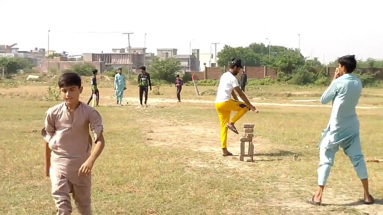 Khiladi cricket khel rahe hain 💖💖