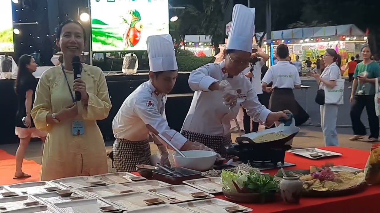 Lễ hội ẩm thực chay công viên bình phú Q6 Sài Gòn giới thiệu bánh xèo 3 miền . giao lưu với khán giả