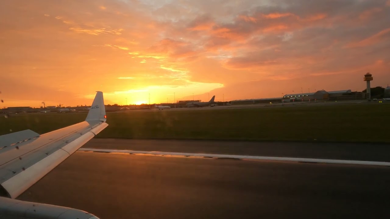KLM Embraer 175 landing in Hamburg