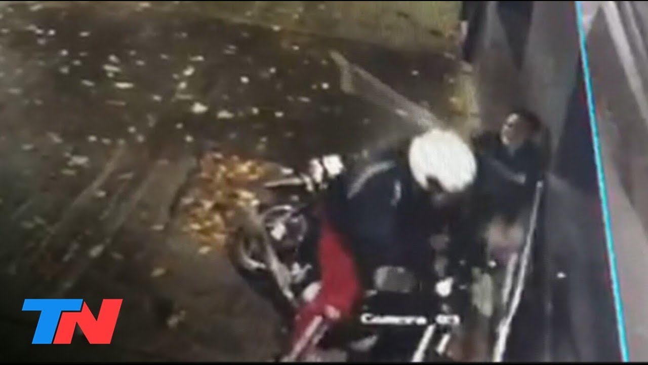 A muletazos, una mujer enyesada intent&oacute; defenderse de un motochorro