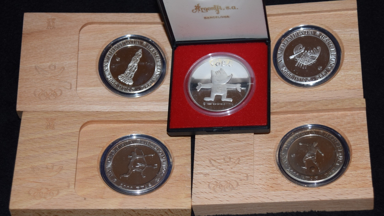 MONEDAS DE PLATA OLIMPIADAS 92 Y LLAVEROS DE PUBLICIDAD