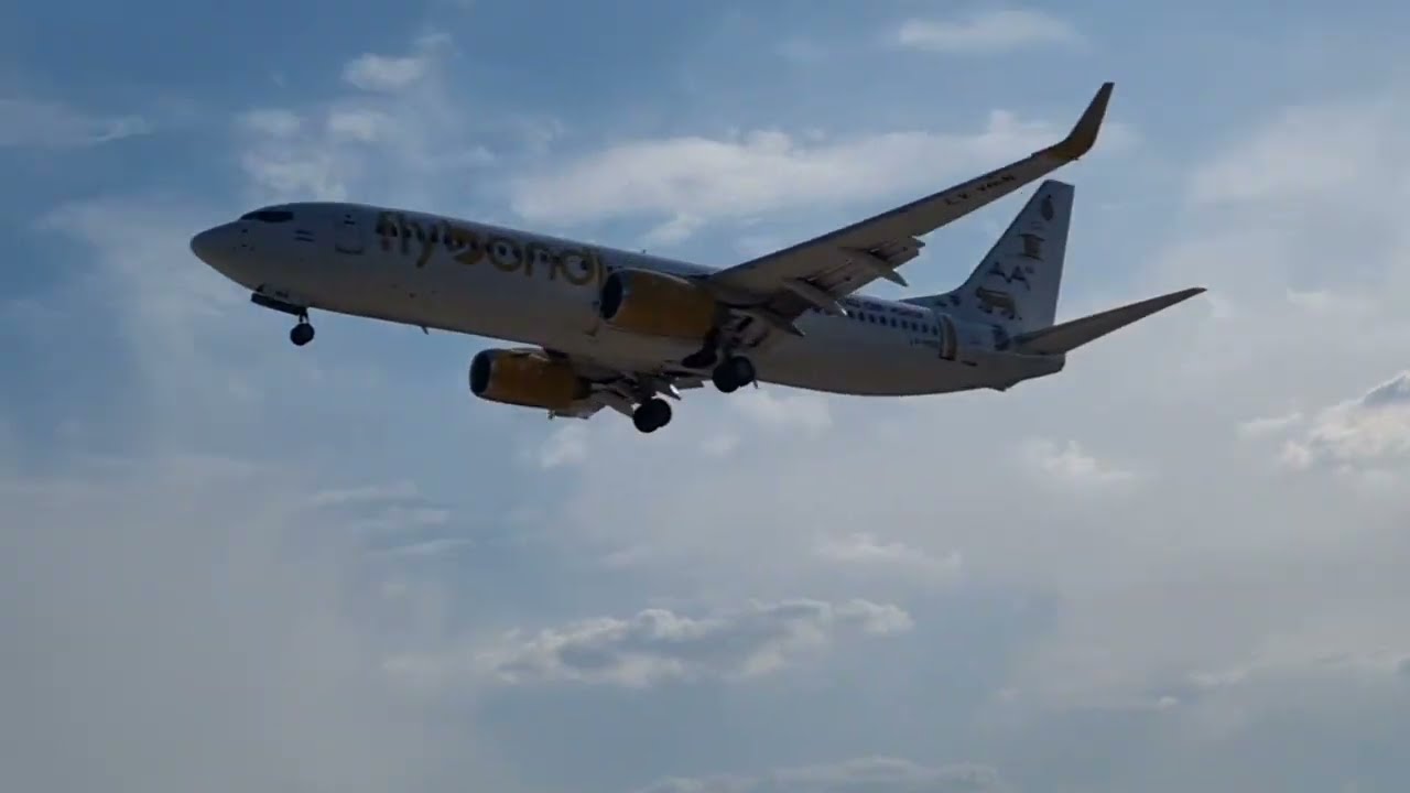 Flybondi's Boeing B737-800 LV-HKN landing at Aeroparque