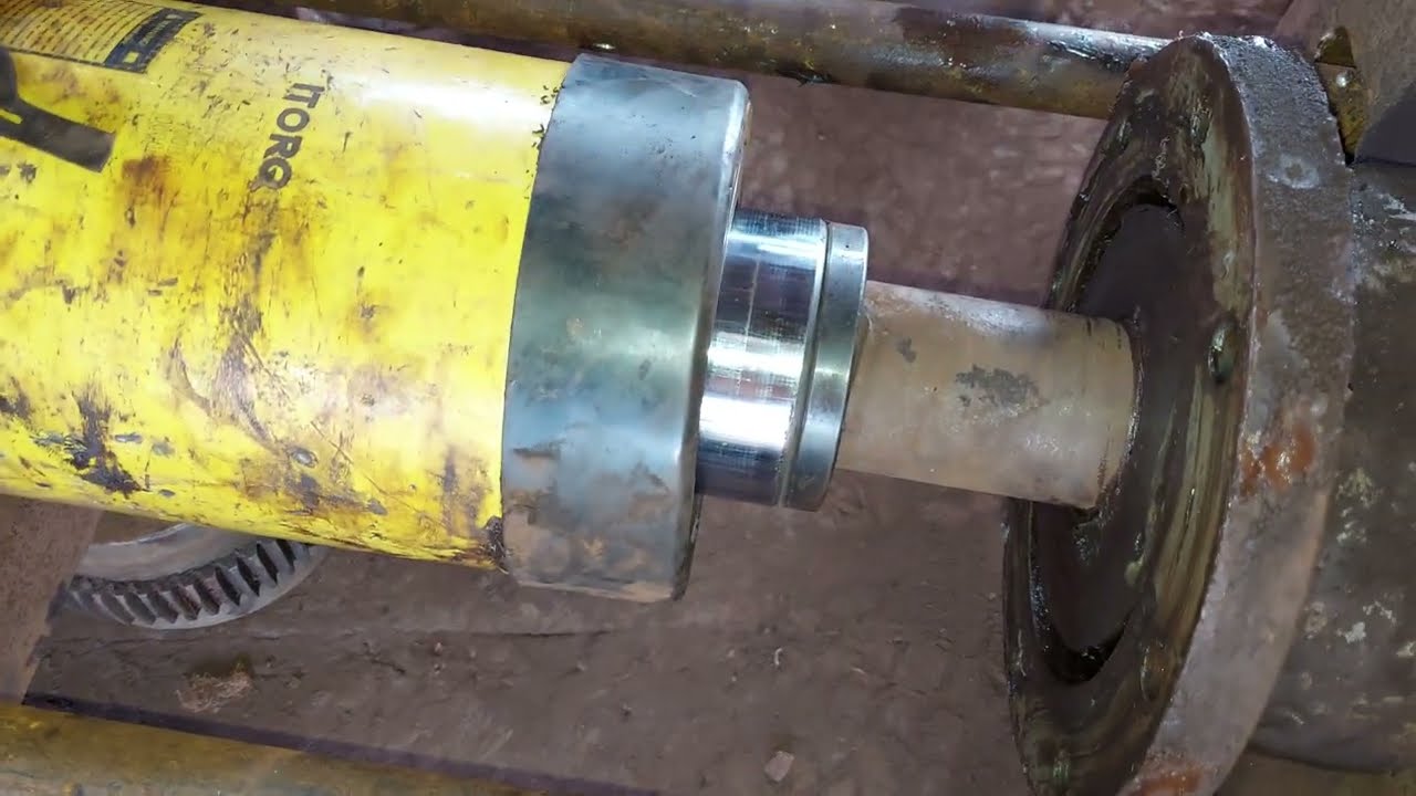 Gear Coupling HUB Removal From Gear Box Output Shaft By 60 Ton Hydraulic Jack
