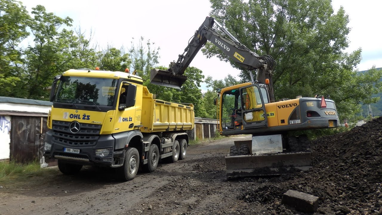 Mercedes Arocs 4451 load by Volvo EW180B