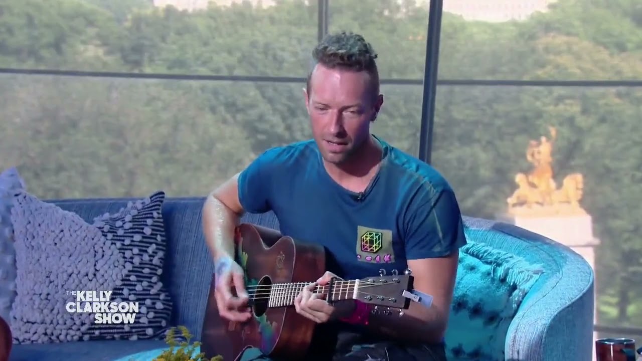 Chris Martin performing an acoustic version of My Universe, including Korean lyrics 💜
