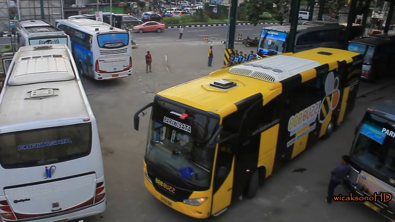 Sempitnya saat bus keluar dari parkiran Abu Bakar Ali yang baru