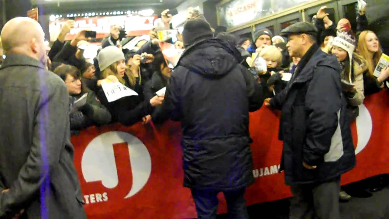 Billie Joe Armstrong signing autographs outside the stage door 1/27/11