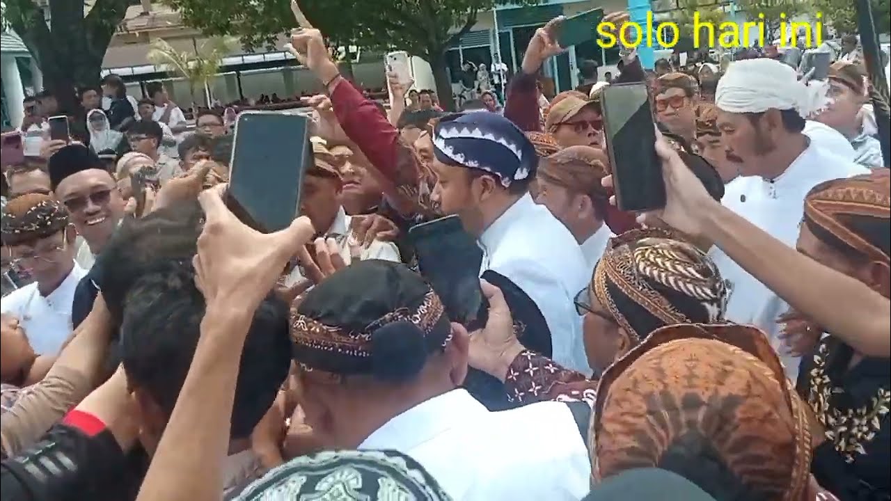 PB XIV Mangkubumi diarak Ratusan Abdidalem Sholat Jum'at ke Masjid Agung