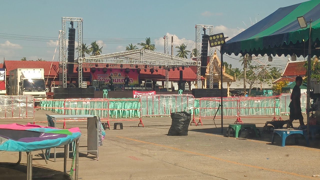 เวทีลูกสาวต้นข้าวมาแสดงวันนี้กับวงสุปรียาแบนคุณย่าชอบม่วนเด้อ กำลังถ่ายทอดสด!