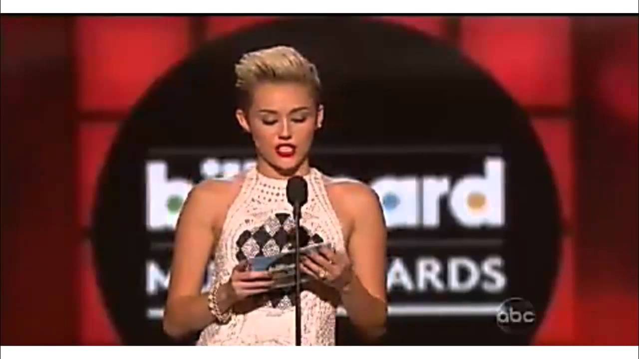 Miley Cyrus entrega premio 