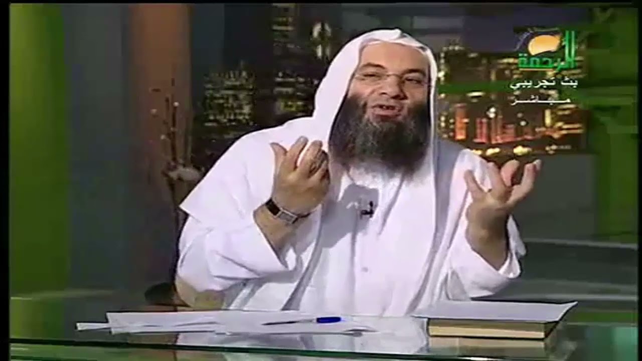صلاة التراويح للمرأة في البيت افضل أم في المسجد وإن صلت في البيت تستطيع تقرأ من المصحف؟ | محمد حسان