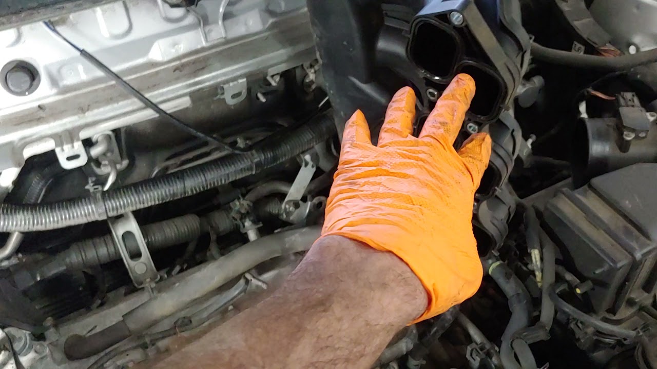Расположение датчика детонации (ряд 1) и датчика детонации (ряд 2) в Toyota Highlander 2008 года ...