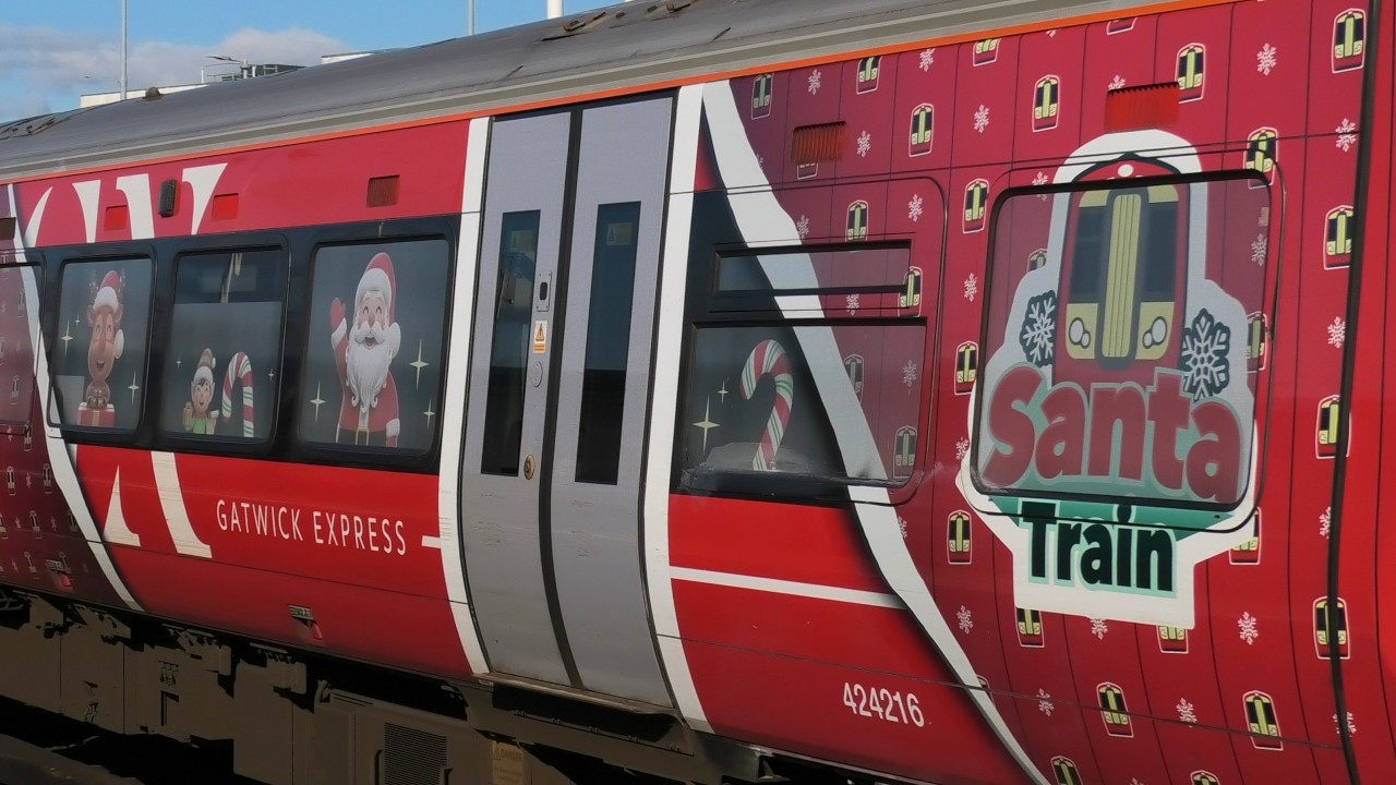 GX 387216 Santa Train On Valentines Day With 387205 At Brighton On The Gatwick Express