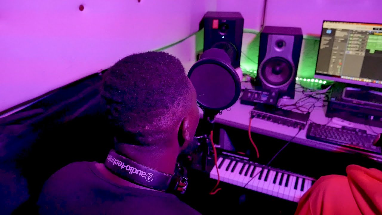 Reba uko bakora indirimbo muri studio kuva itangiye kugeza irangiye