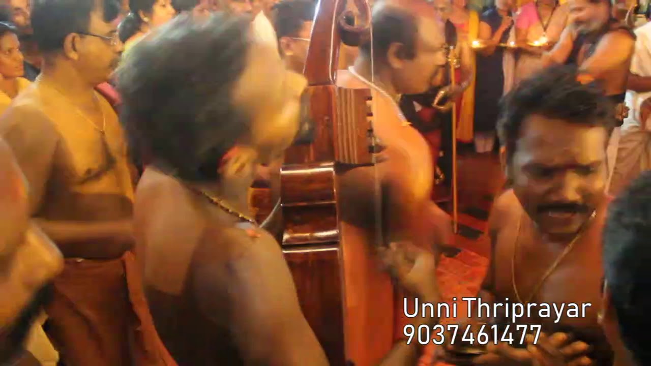 ദേവിയെ കളത്തിലേക്ക് എഴുന്നുള്ളിക്കുന്നു.