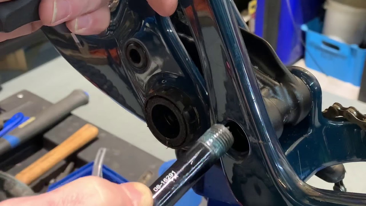 Workshop RAW. Santa Cruz suspension linkage service and clean.
