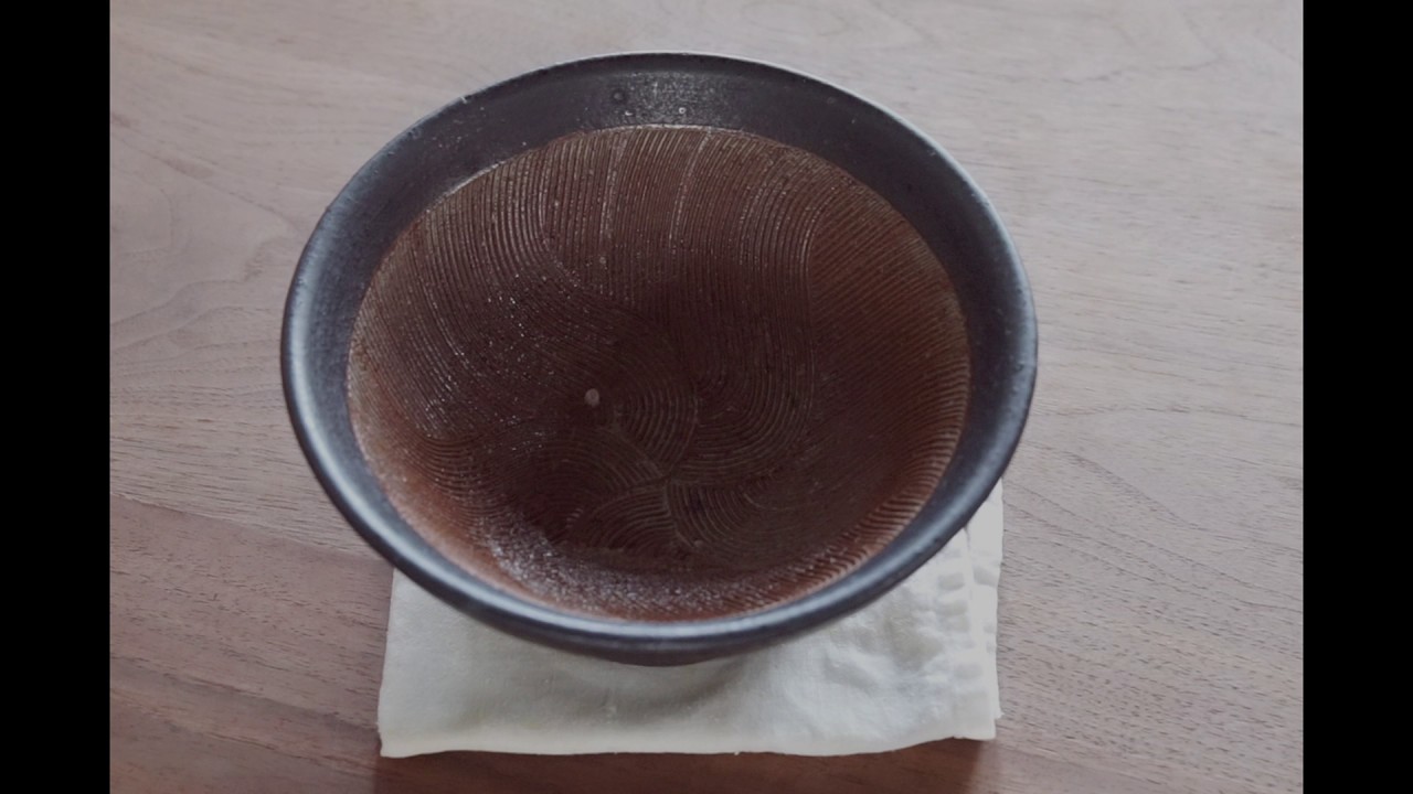 すり鉢でにんにくをおろす　 Grating garlic with  suribachi（Japanese mortar）.