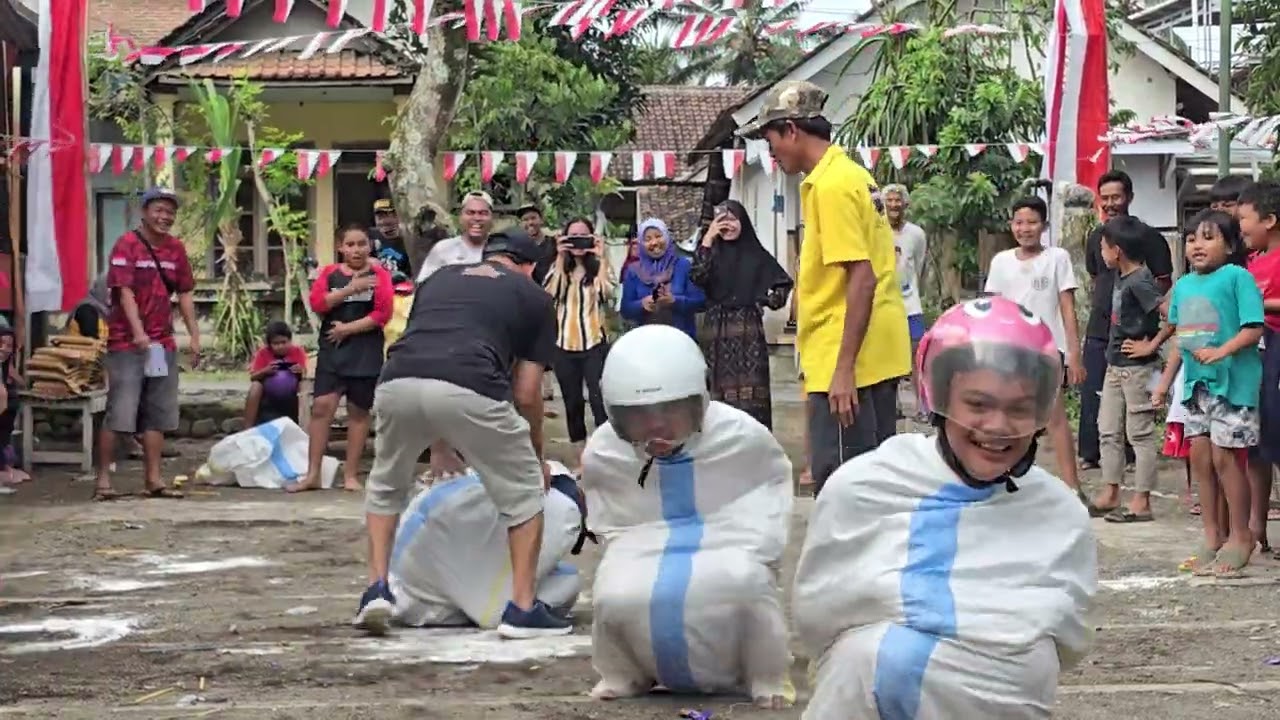 Lomba karung pakai helem.