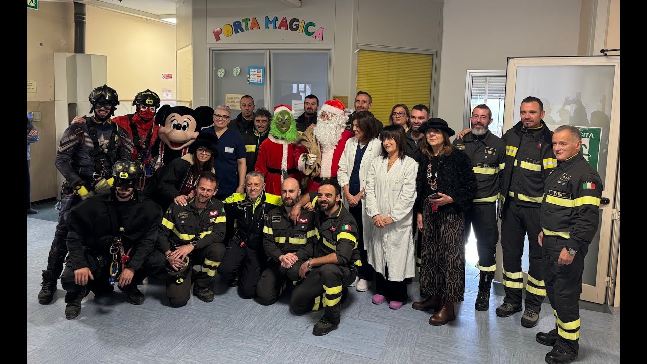 I Vigili del Fuoco di Terni, Babbo Natale e i loro amici Supereroi in visita all'Ospedale di Terni