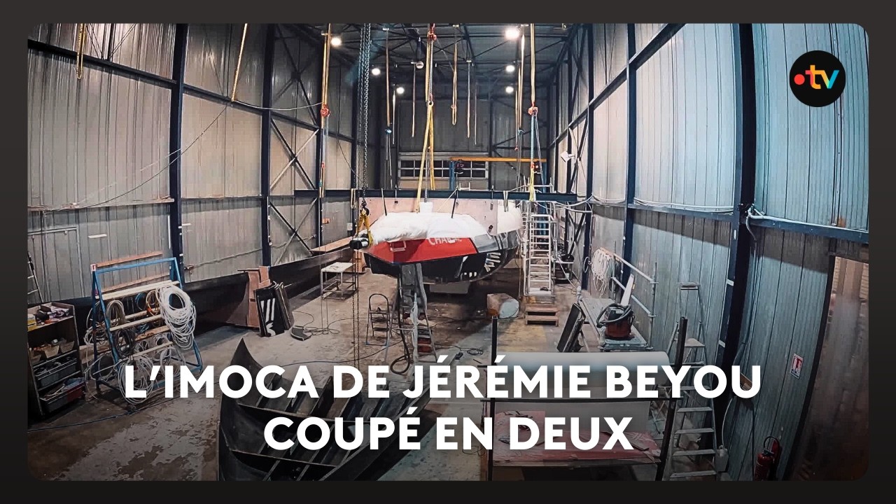 Attention travaux : l'Imoca de Jérémie Beyou a été littéralement coupé en deux.