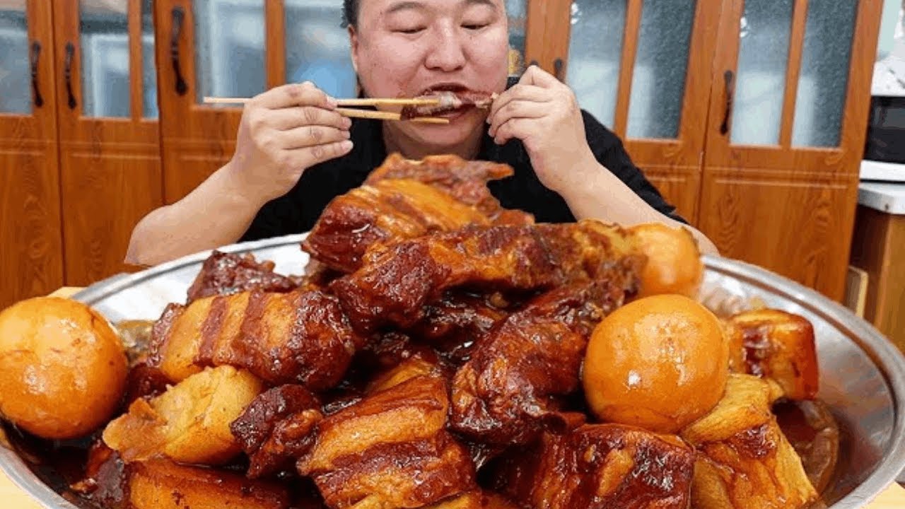 A-Qiang stews 10 jin of pork ribs until they're tender and sticky—absolutely delicious!