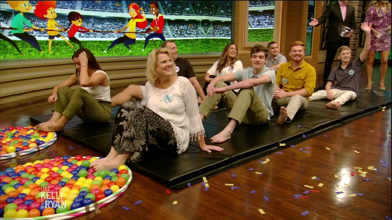 FAN-Tastic Family Face Off: Foot Relay