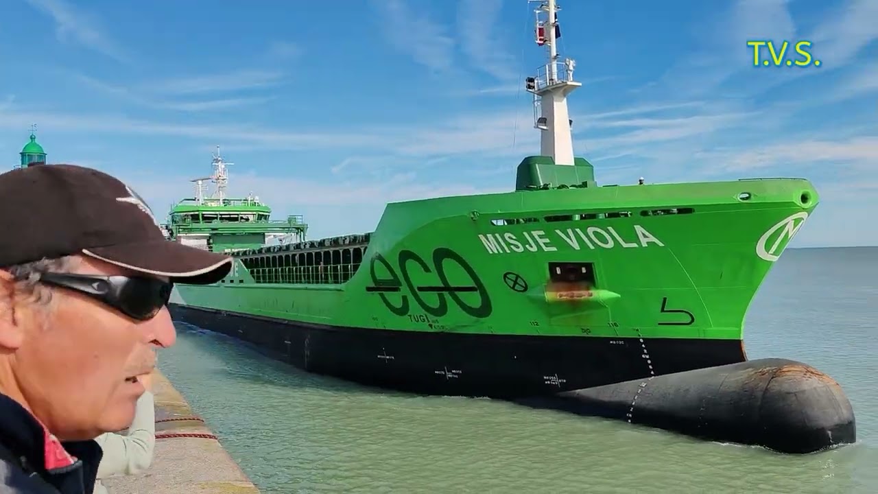 Entrée d'un cargo de 100m au Tréport