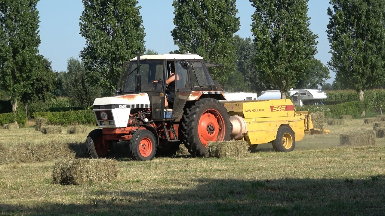 Hooi in kleine balen persen met Case 1290 en New Holland 945 kleinpakpers (2022)