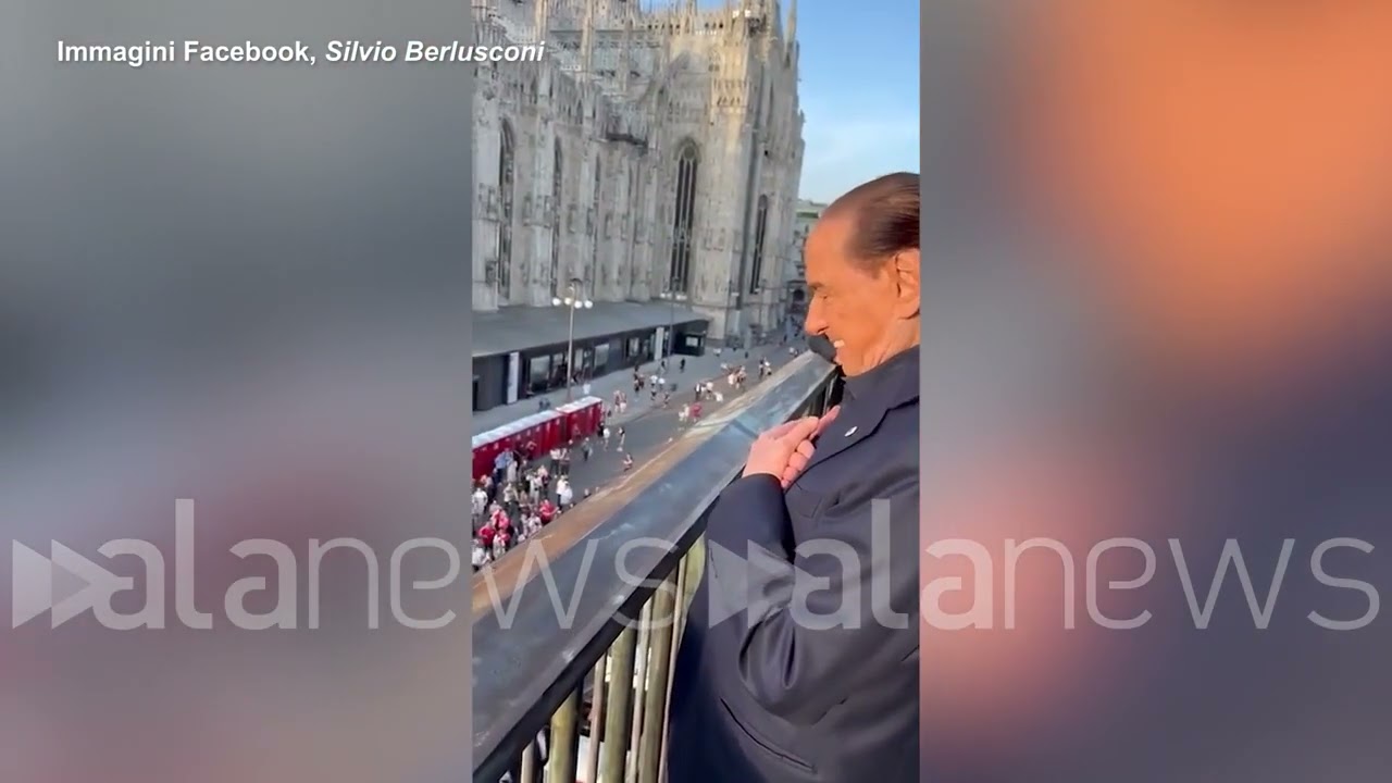 Milan, festa scudetto in piazza Duomo: Berlusconi acclamato dai tifosi rossoneri