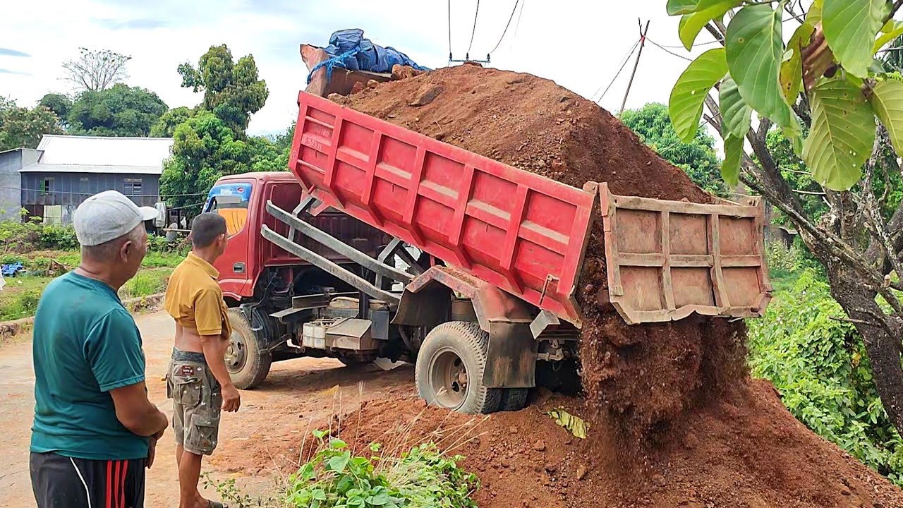 Truk Jomplang, Mobil Truk TOYOTA DYNA Bongkar Muatan TIMBUNAN Urug FULL BAK Menggunung DILOKASI BARU