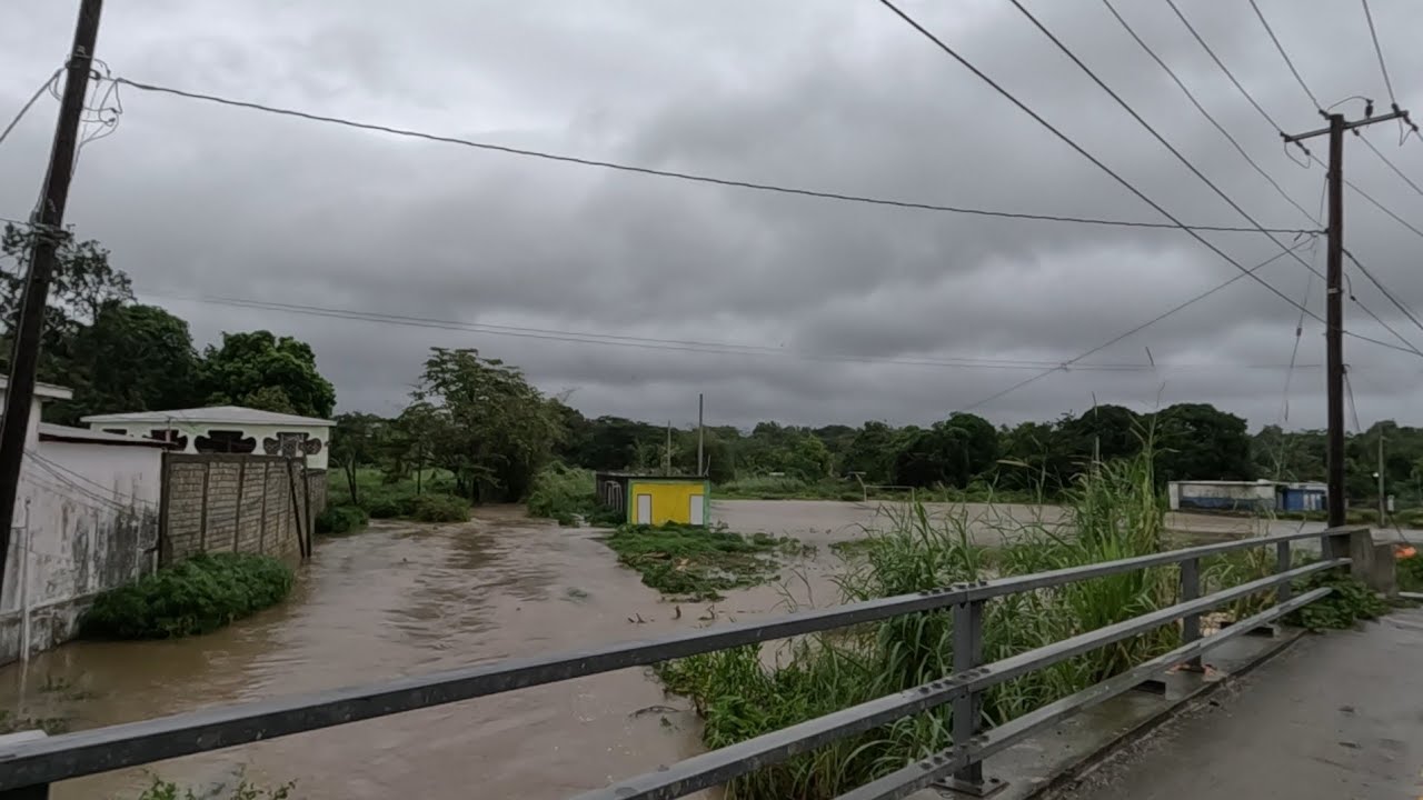 Историческое наводнение в центре города Порт-Морант, Сент-Томас, Ямайка.