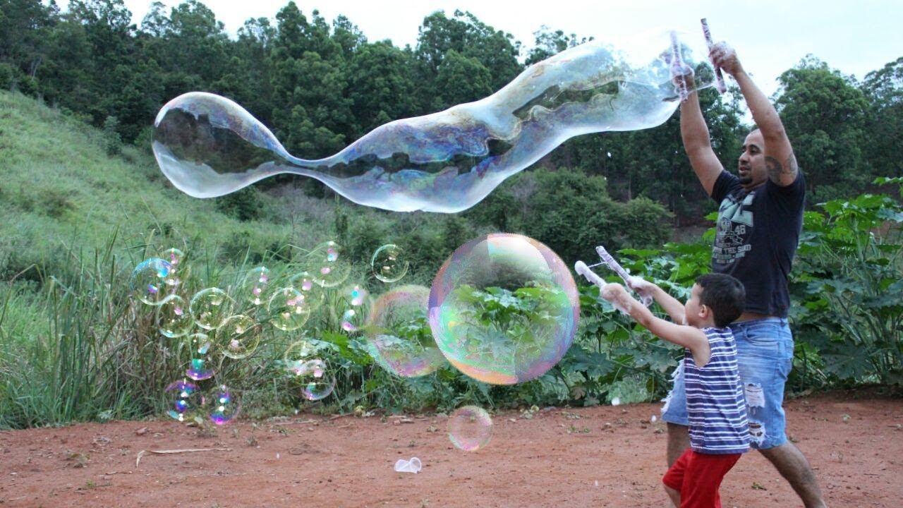 BRINCANDO COM BOLHAS DE SABÃO GIGANTE