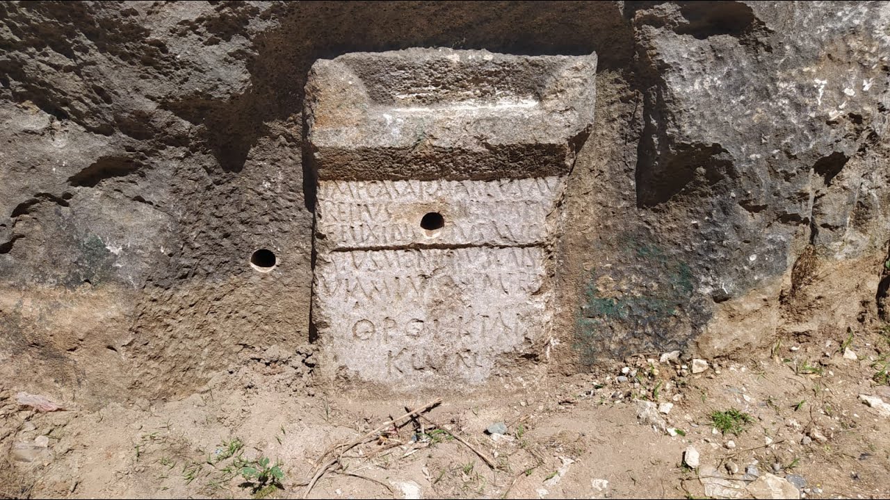 1800 yıllık yazıtta defineci tahribatı