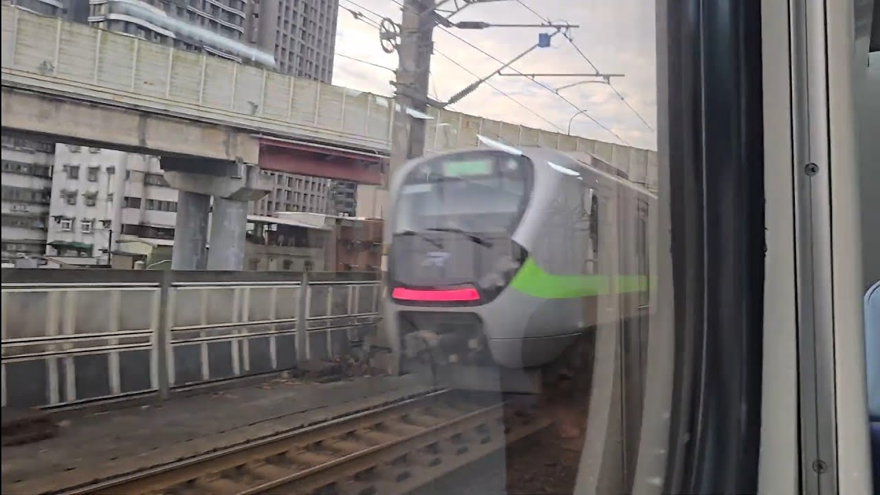4152次楊梅發車經由宜蘭線開往福隆的銀綠色微笑號EMU900型十輛一編組EMU913區間車，和1137次基隆發車經由山線開往苗栗的銀綠色微笑號EMU900型十輛一編組EMU926區間車