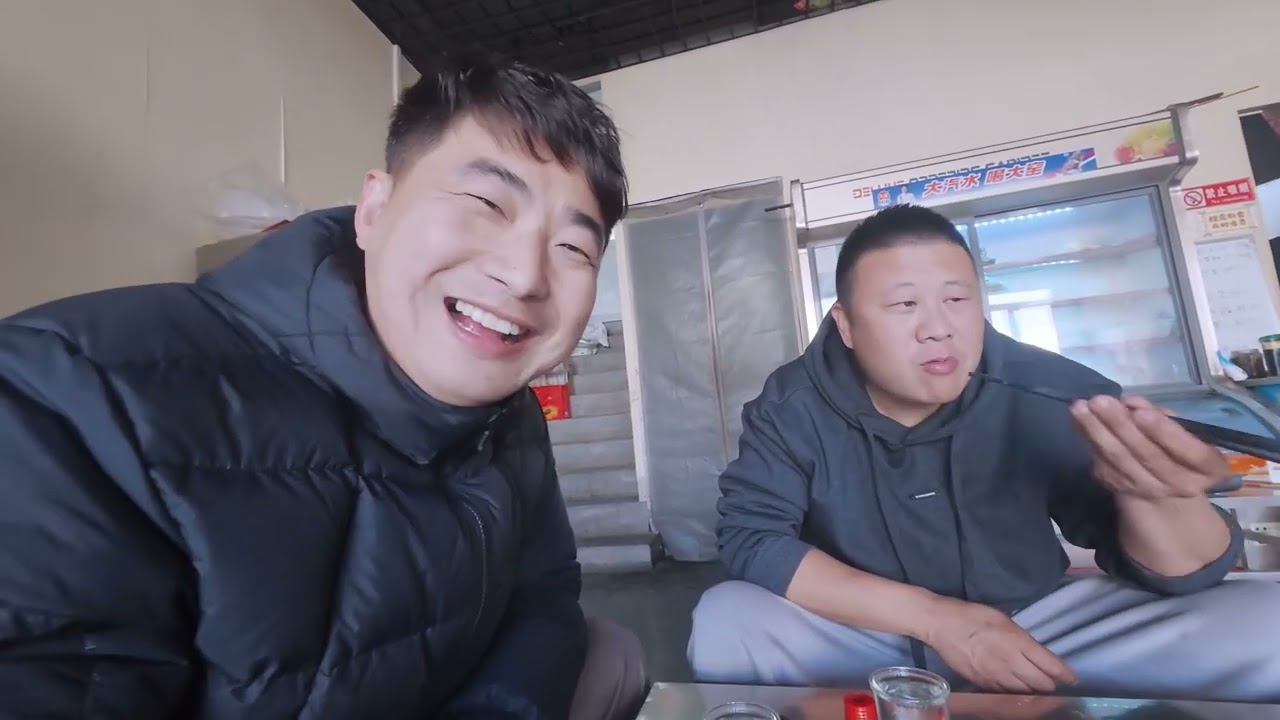 与老吴返程相遇，相约附近水饺店一聚，三盘水饺两瓶白酒，真高兴 #相聚 #美食 #年后返程
