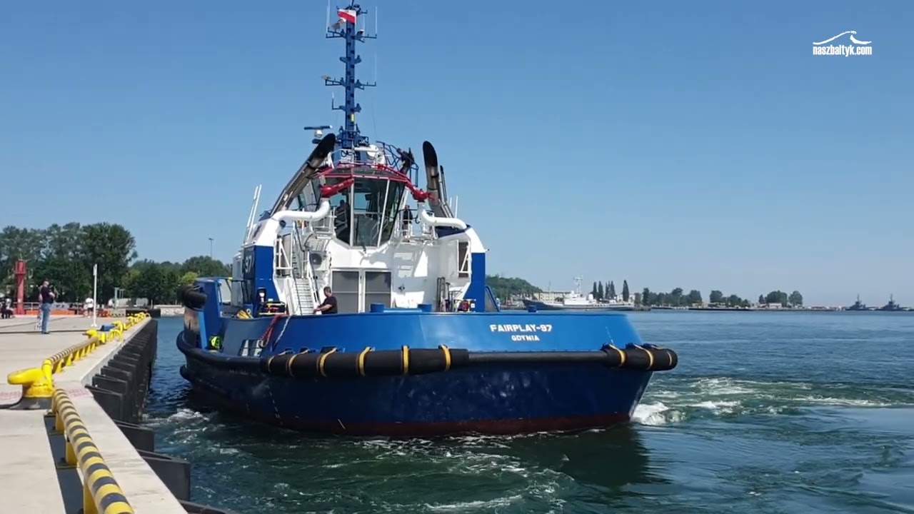 Gdyńskie holowniki w porcie -  FAIRPLAY 97, FAIRPLAY 74.