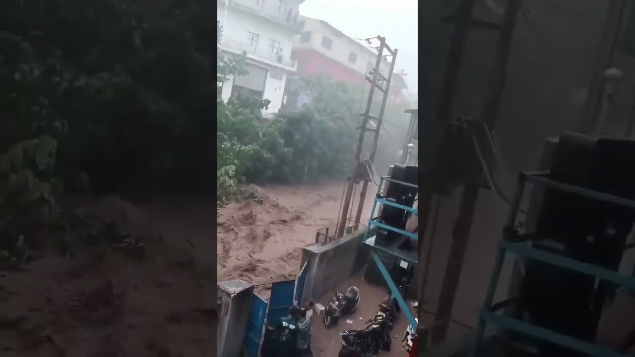 🥲😌#HimachalPradesh #HeavyRain #FlashFlood #FloodAlert #RainDisaster #ViralVideo