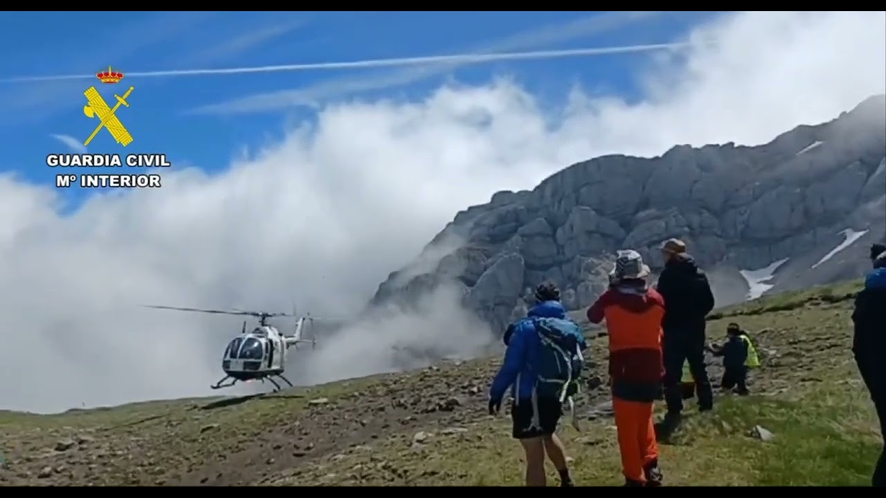 Evacuación de dos personas de La Travesera Picos de Europa, en Cabrales