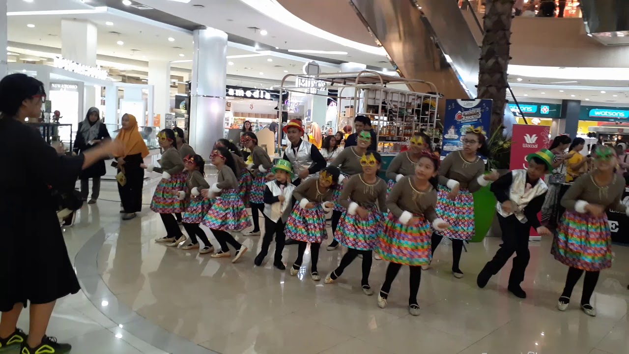 HKBP Depok Timur. ELCC. Walking around the Christmas tree