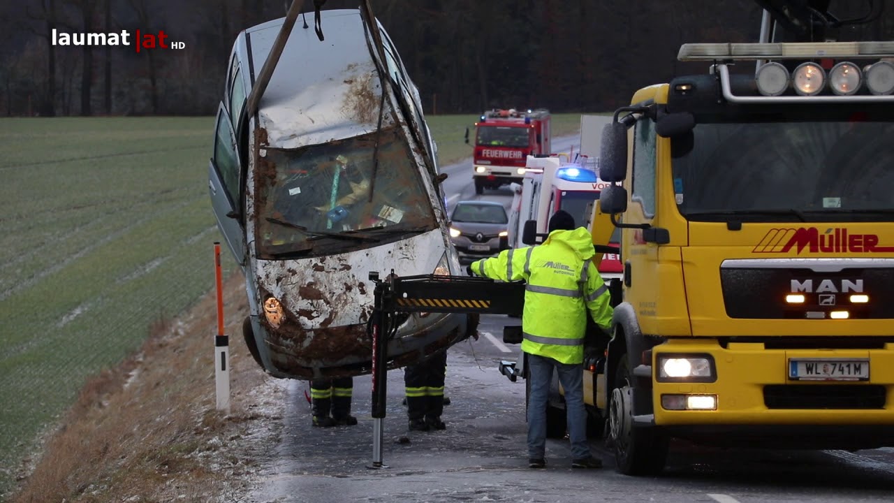 Auto&uuml;berschlag bei Verkehrsunfall in Vorchdorf fordert eine Verletzte
