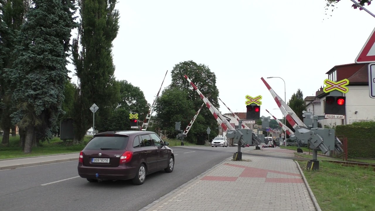 Železniční přejezd Hostinné hlavní (dlouhokšilťák)