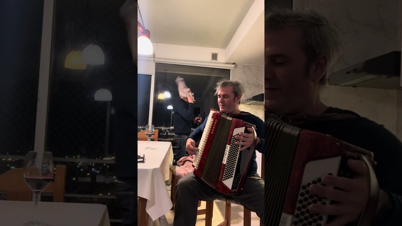 Probando el arcodeón del papá de Charly - Libertango