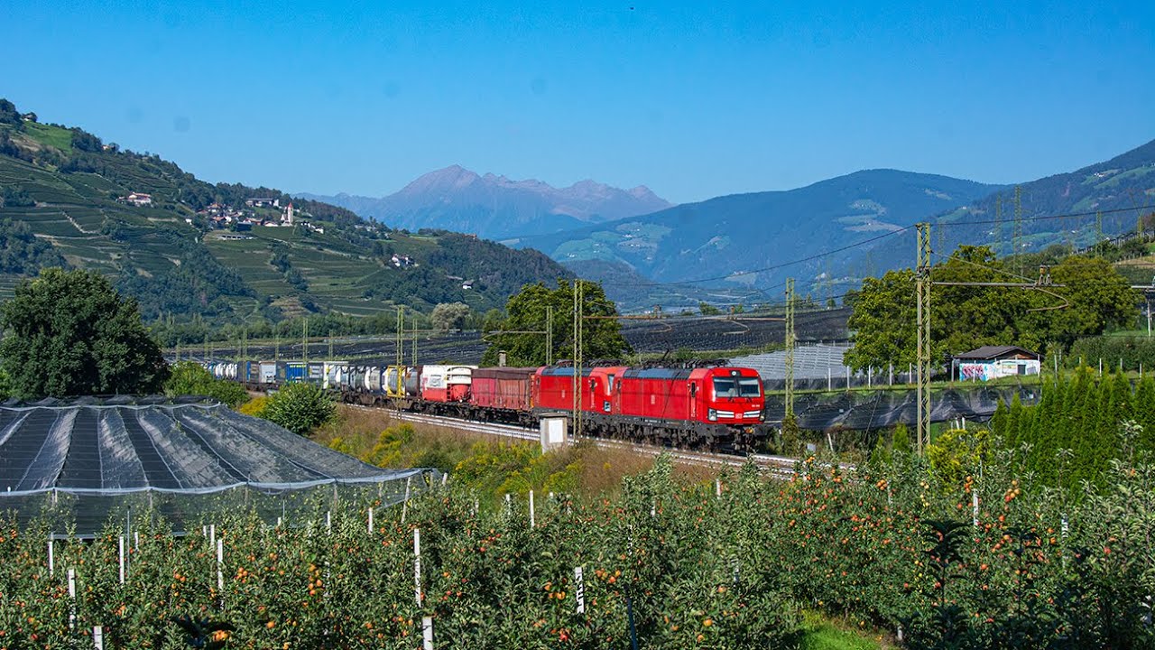 Mix pociąg&oacute;w we włoskim Albes / Mix trains in Albes Italy