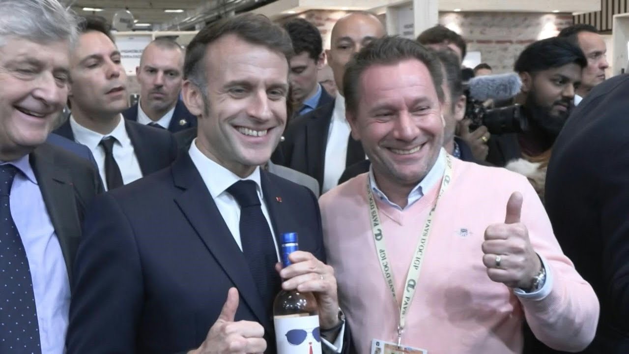 Macron reçoit une bouteille de rosé 